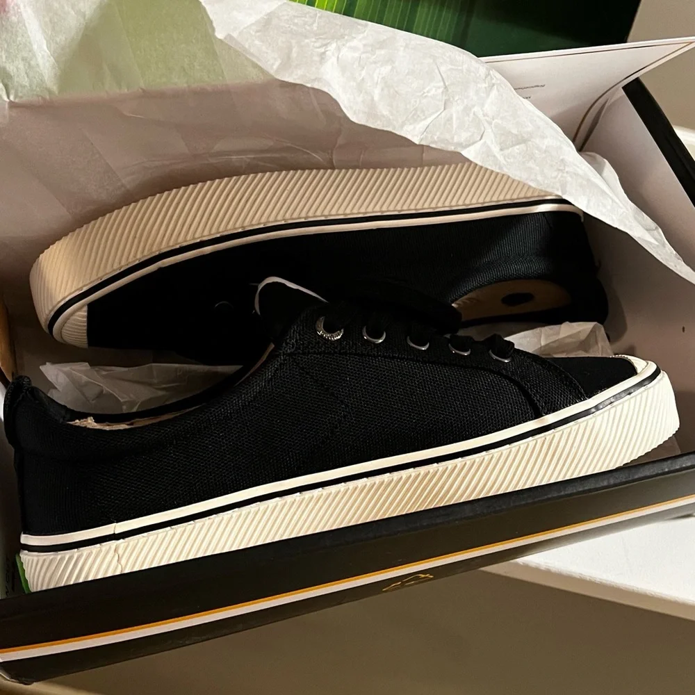 Black cariuma shoes - Picture 3 of 5